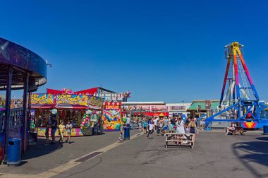 İnsanlar Skegness 'teki Vintage eğlence fuarında eğleniyorlar.