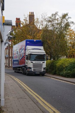 Boston Lincs 'in dar sokağından geçen bir B & M kamyonu. İngiltere