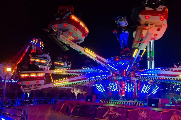 Menschen Die Der Nacht Auf Dem Spinning Fairground Ride Auf — Stockfoto