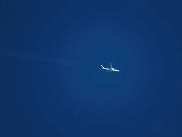 Tele Zbliżenie Dwusilnikowego Samolotu Klm Odrzutowego Lecącego Dużej Wysokości Czystym — Zdjęcie stockowe