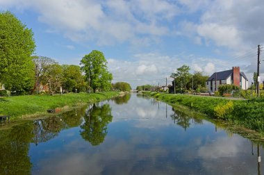 Boston İngiltere 'de ilkbahar mevsiminde Nehrin Idyllic ilkbahar manzarası
