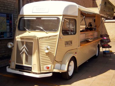 Şehirdeki tren istasyonunda eski bir Citroen HY minibüsü yemek servisi yapıyor..