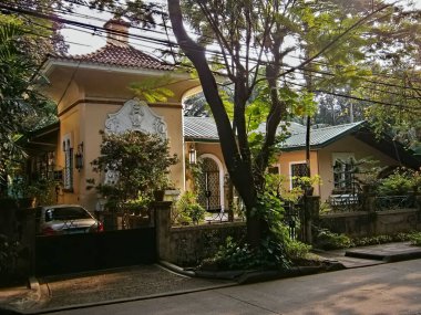Manila 'da ağaçlık bir yolda İspanyol tarzı bir ev.