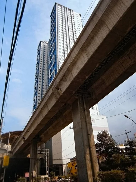 Low Angle View Metro Train Bridge Flyover Skyscraper Background Metro — Stockfoto