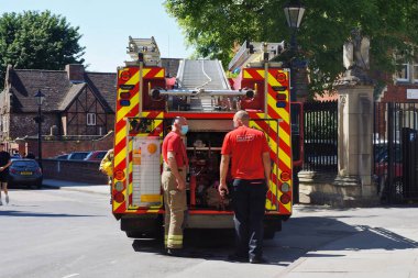 İtfaiyeciler sokaktaki itfaiye arabasının önünde. Boston İngiltere