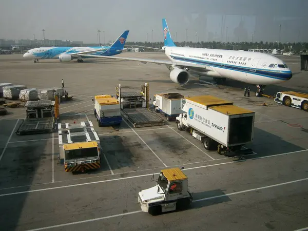 Letadla Vozidla Terminálu Mezinárodním Letišti Baiyun Číně — Stock fotografie