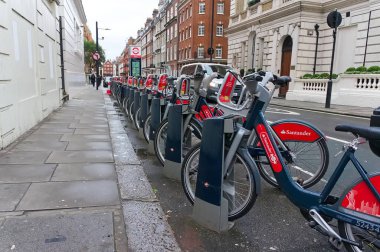 Santander sponsorluğundaki bisikletleri işe almak Londra 'nın merkezinde bir cadde boyunca dizilmişti. 