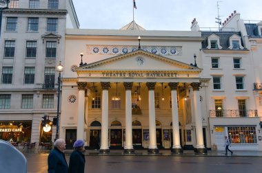 Kraliyet Tiyatrosu, Haymarket, Westminster şehrinde gün batımında aydınlandı..