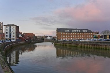 Haven Köprüsü 'nden gün batımında pembe bulutlarla Boston