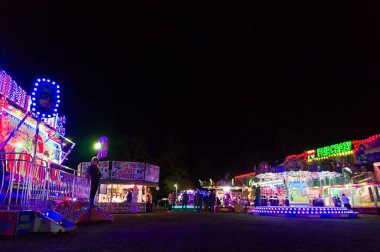 Boston Lincs 'deki parkta Mayıs Panayırı' nın panoramik manzarası. İngiltere