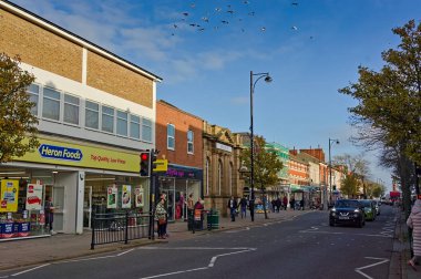 Skegness 'te sezon dışında Lumley Bulvarı' ndaki Heron Gıda ve diğer dükkanlar