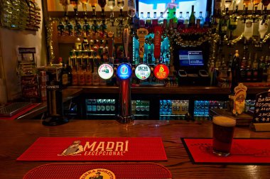 Britanya barının içindeki içki markalarının sergilendiği bar. Boston Lincoln Kasabası