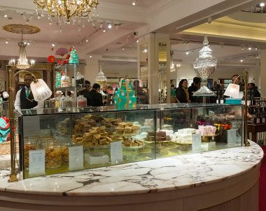 Fortnum & Mason mağazasında bir tezgah.