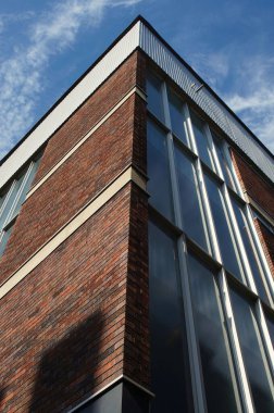 İngiltere 'de BÜSTON' daki Belediye Binası 'ndaki otel kulesine bakıyorum.