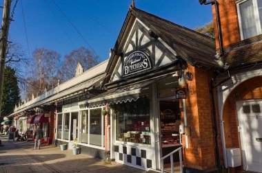 Graham Fidling Butchers, Woodhall Spa 'da güneşli bir kış gününde Broadway' de. Hughnshire