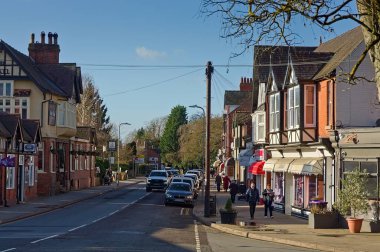 Woodhall Spa 'da güneşli bir kış gününde, High Street köyünde. Hughnshire