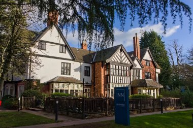 Woodhall Spa 'da güneşli bir kış gününde Lancaster Brasserie Inn' in arka manzarası. Hughnshire