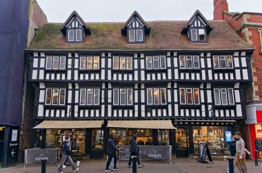 Ortaçağ ahşap çerçeveli binası şehir merkezindeki Yüksek Köprü 'deki STOKES restoranına ev sahipliği yapıyor..