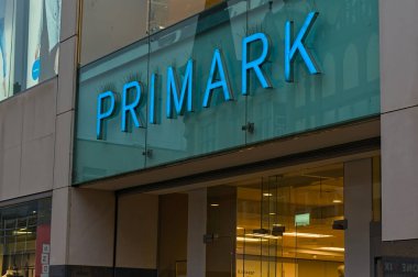 Ana caddedeki dükkan tabelasına bakıyorum. 