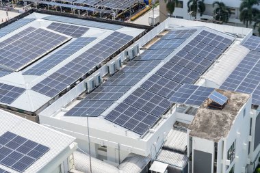 Modern binanın çatısındaki güneş panelleri