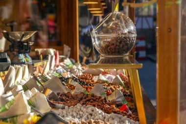 Geleneksel bir Noel pazarında yanmış badem ve diğer şekerlerle oyala, seçilmiş odak, dar alan derinliği