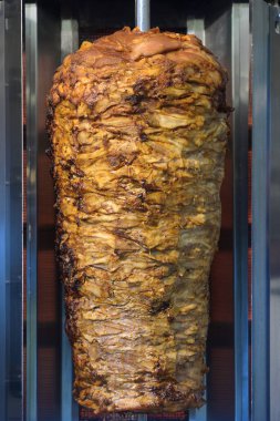 Kebap ve jiroskoplar için katmanlı et ızgarası, sokaklarda fast food, seçilmiş odak noktası.