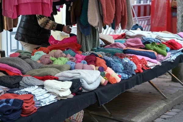 Barevné Teplé Oblečení Prodej Stánku Podzimním Zimním Trhu Kolem Vánoc — Stock fotografie