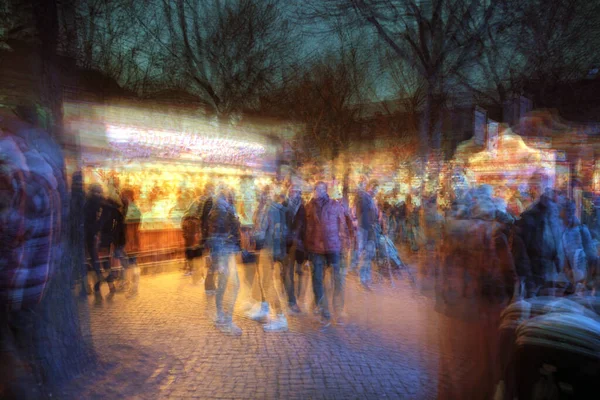 Meerdere Blootstelling Van Mensen Lopen Een Kermis Markt Nachts Kleurrijke — Stockfoto