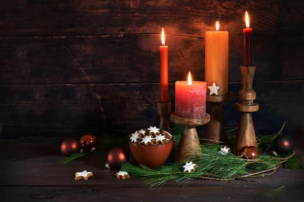 Négy Gyertya Adventi Karácsonyi Dekoráció Fahéj Csillagok Fenyőágak Ellen Sötét — Stock Fotó