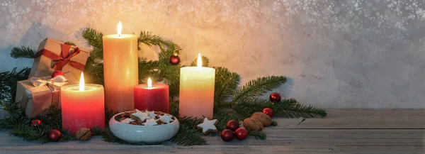 在乡村木桌上 用温暖的色彩 肉桂色的星星 圣诞装饰和冷杉枝条装饰蜡烛 全景格式 复制空间 选定的焦点 狭窄的田野深度 — 图库照片