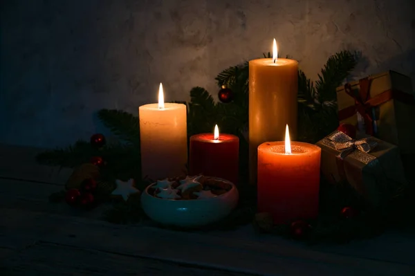 Lumière Des Bougies Dans Obscurité Quatre Bougies Avent Des Biscuits — Photo