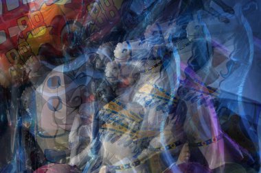 Noel pazarında rüzgarda uçuşan figürsel balonların birden fazla pozu, renkli soyut resim, fotokopi alanı, seçilmiş odak noktası