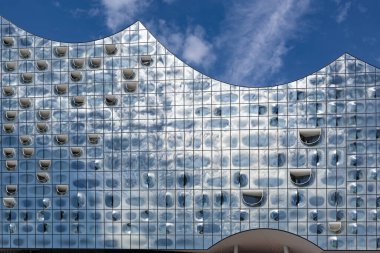 Elbphilharmonie, cam cephesinin bir parçası, Hamburg konser salonu, tarihi depo şehrinin modern mimarisi, Elbe nehrinin tarihi dönüm noktası ve turistik noktası, Almanya 'da bulutlu mavi gökyüzü
