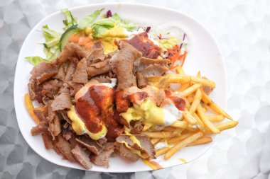 Patates kızartması, salata ve çeşitli soslu kebap, Türk mutfağından popüler fast food, fotokopi alanı, yukarıdan yüksek açılı görüş, seçilmiş odak noktası.