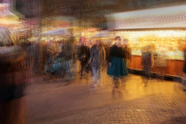 Meervoudige Blootstelling Van Mensen Die Nachts Een Kerstmarkt Lopen Kleurrijk — Stockfoto