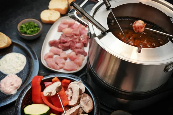 German Fondue Raw Meat Vegetables Fried Long Forks Pot Boiling — Stock Photo, Image