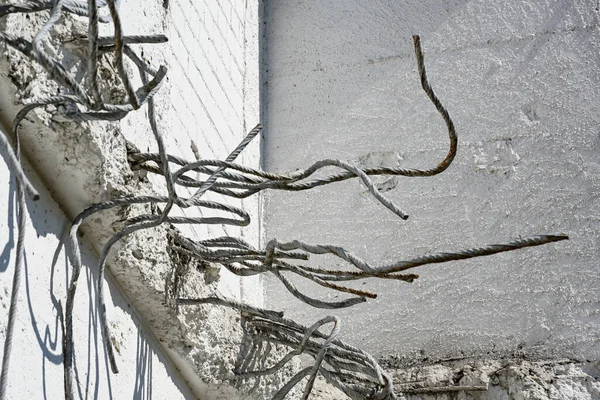 Ράβδοι Από Σίδερο Stick Από Ένα Φωτεινό Τσιμεντένιο Τοίχο Μετά — Φωτογραφία Αρχείου