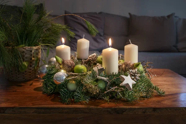 Δεύτερη Προέλαση Στεφάνι Δύο Αναμμένα Λευκά Κεριά Και Χριστουγεννιάτικη Διακόσμηση — Φωτογραφία Αρχείου