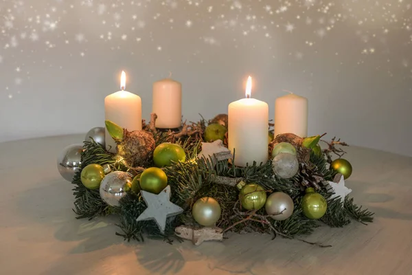 Segundo Advento Grinalda Com Duas Velas Brancas Acesas Decoração Natal — Fotografia de Stock