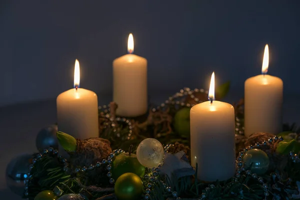 Чотири Білих Свічки Адвенту Вінок Різдвяним Прикрасою Фоні Темно Синього — стокове фото