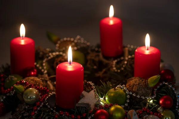 Adventi Karácsonyi Fények Négy Piros Gyertya Egy Koszorún Díszítéssel Sötét — Stock Fotó