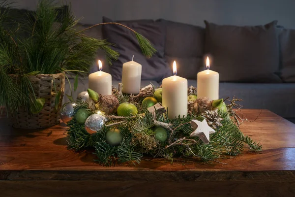 Üçüncü Advent Yanan Beyaz Mumla Çelenk Noel Süslemesi Kanepenin Önündeki — Stok fotoğraf