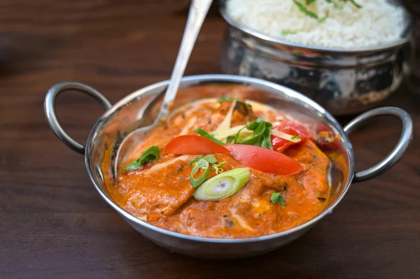 Indiai Curry Étel Paradicsommal Póréhagymával Egy Ezüst Tálban Rizzsel Tálalva — Stock Fotó