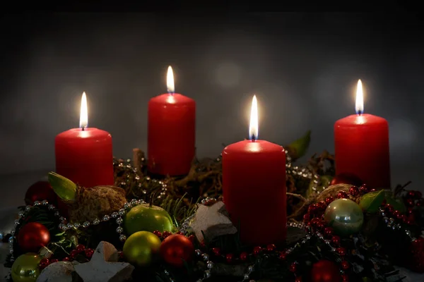 Κερί Βράδυ Μέρος Στεφανιού Advent Τέσσερα Κόκκινα Κεριά Και Χριστουγεννιάτικη — Φωτογραφία Αρχείου