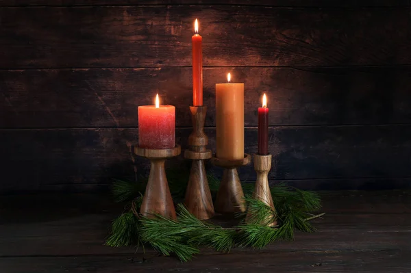 Τέσσερα Διαφορετικά Κεριά Ζεστά Χρώματα Ξύλινα Περίπτερα Για Advent Μερικά — Φωτογραφία Αρχείου
