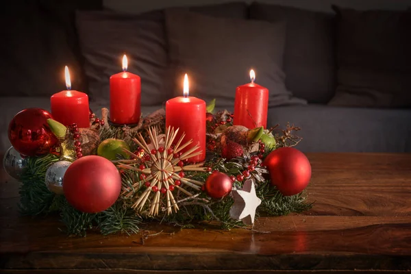Adventskranz Mit Vier Brennenden Roten Kerzen Und Weihnachtsdekoration Auf Einem — Stockfoto