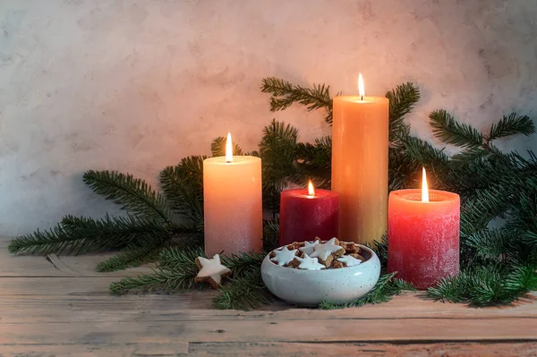 红色桔子和肉桂星形蜡烛放在冷杉树枝上的碗里 在乡村木桌上布置修院和圣诞节的装饰 复制空间 选定的焦点 狭窄的田野深度 — 图库照片