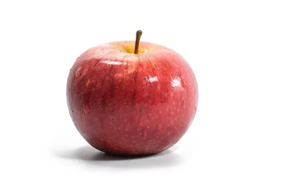Čerstvé Organické Červené Jablko Kapkami Vody Kůži Izolované Stínem Bílém — Stock fotografie