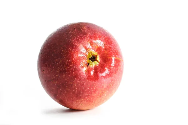 Verse Biologische Rode Appel Zijkant Zichtbare Bloesem Waterdruppels Huid Geïsoleerd — Stockfoto