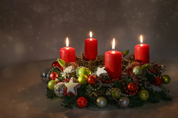 红色的花环上的蜡烛 装饰着圣诞装饰品 背景阴冷温暖 灯火通明 复制空间 选定焦点 场地狭窄 — 图库照片
